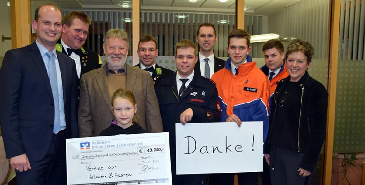 Freude über 13.250 Euro für das Ehrenamt in Haaren und Helmern.