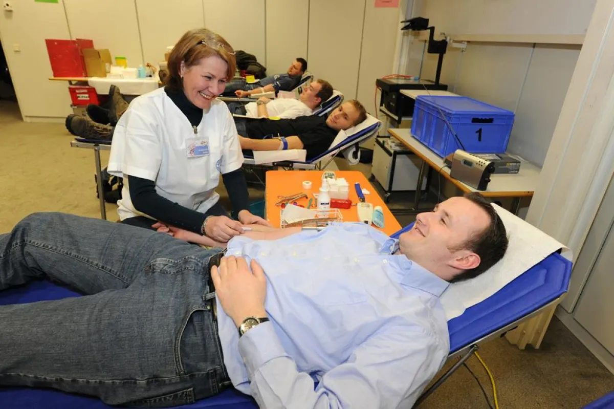 Der Vorsitzende des Studentischen Konvents beim Blutspenden.