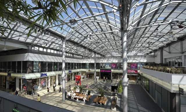 Gelochte Sonnenschutzlamellen schützen Einkaufsbummler und Behördengänger Bild: Gelochte Sonnenschutzlamellen schützen Einkaufsbummler und Behördengänger