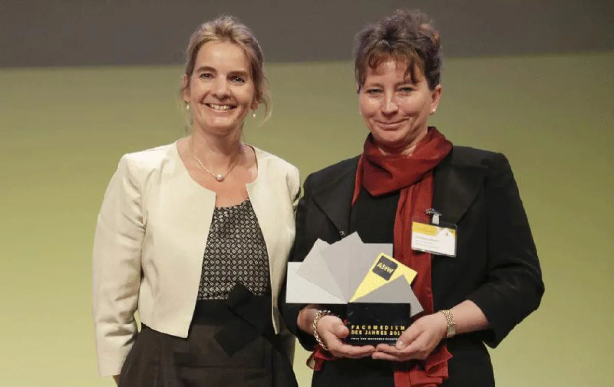 Stellv. Chefredakteurin Christiane Nöcker (rechts) bei der Preisverleihung