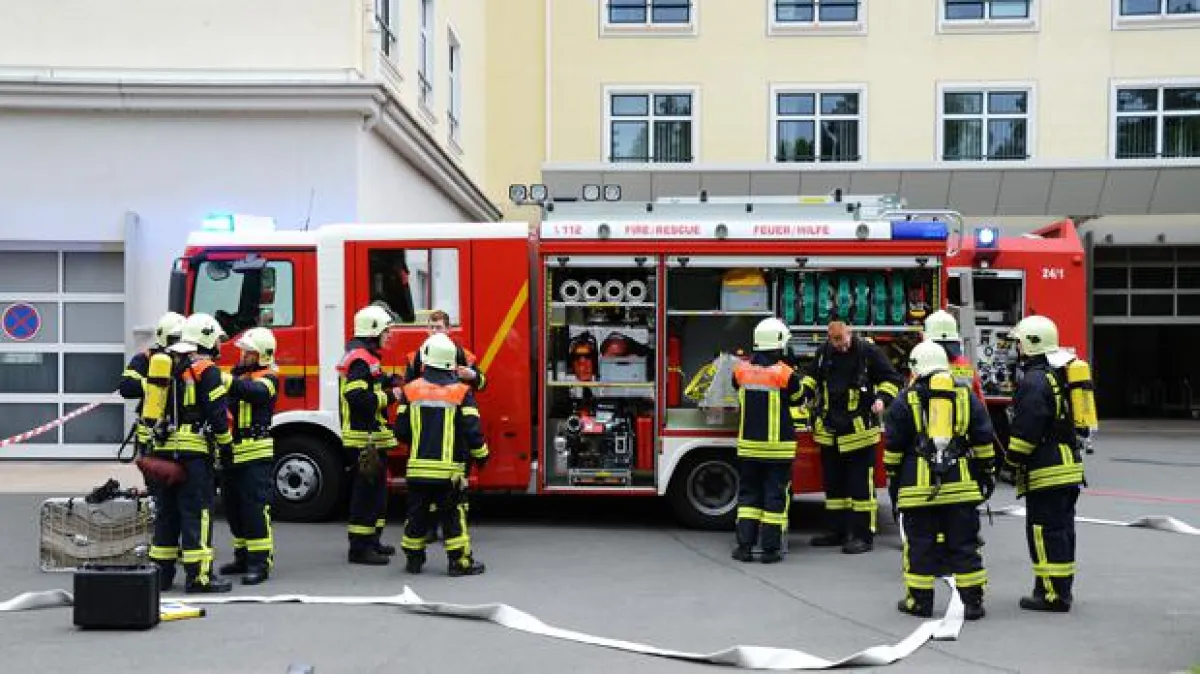 Einsatzkräfte der Feuerwehr bei der Übung an der Zentralklinik Bad Berka