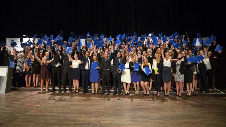 Bild: Bachelorabsolventen verabschiedet