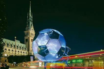 Wahrzeichen der Fußball-WM 2006 wird versteigert Bild: Wahrzeichen der Fußball-WM 2006 wird versteigert