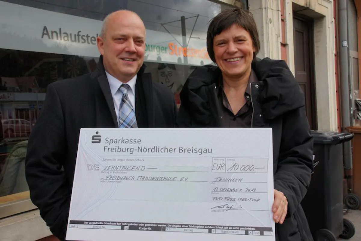 Frank Irslinger bei der Scheckübergabe an Karin Schäfer,2. Vorsitzende des Freiburger StraßenSchule