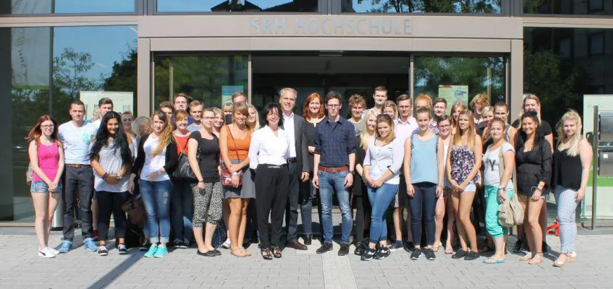 In der Mitte umringt von den neuen Erstsemestern Soziale Arbeit: Prof. Dr. Susanne Neumann (weiße Bl