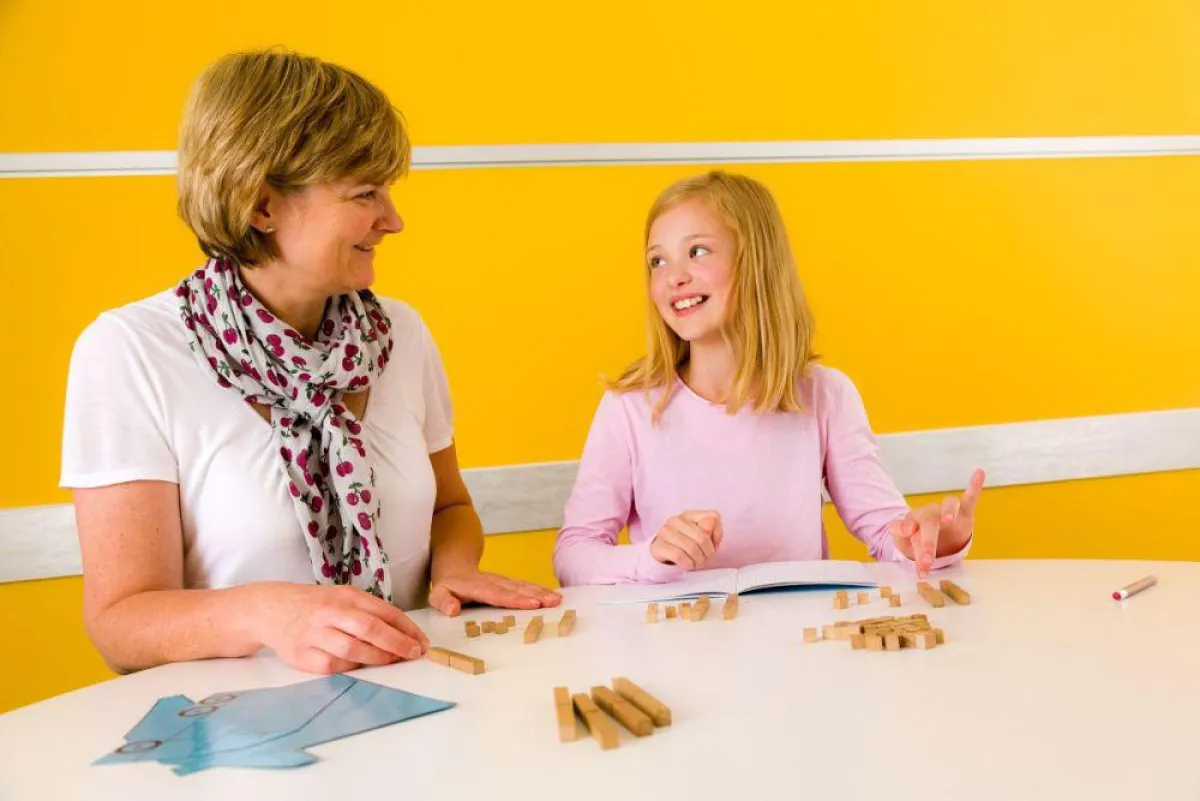 Jana Köppen, Leiterin des Fachbereichs Mathematik, mit einer Schülerin in der Lerntherapie