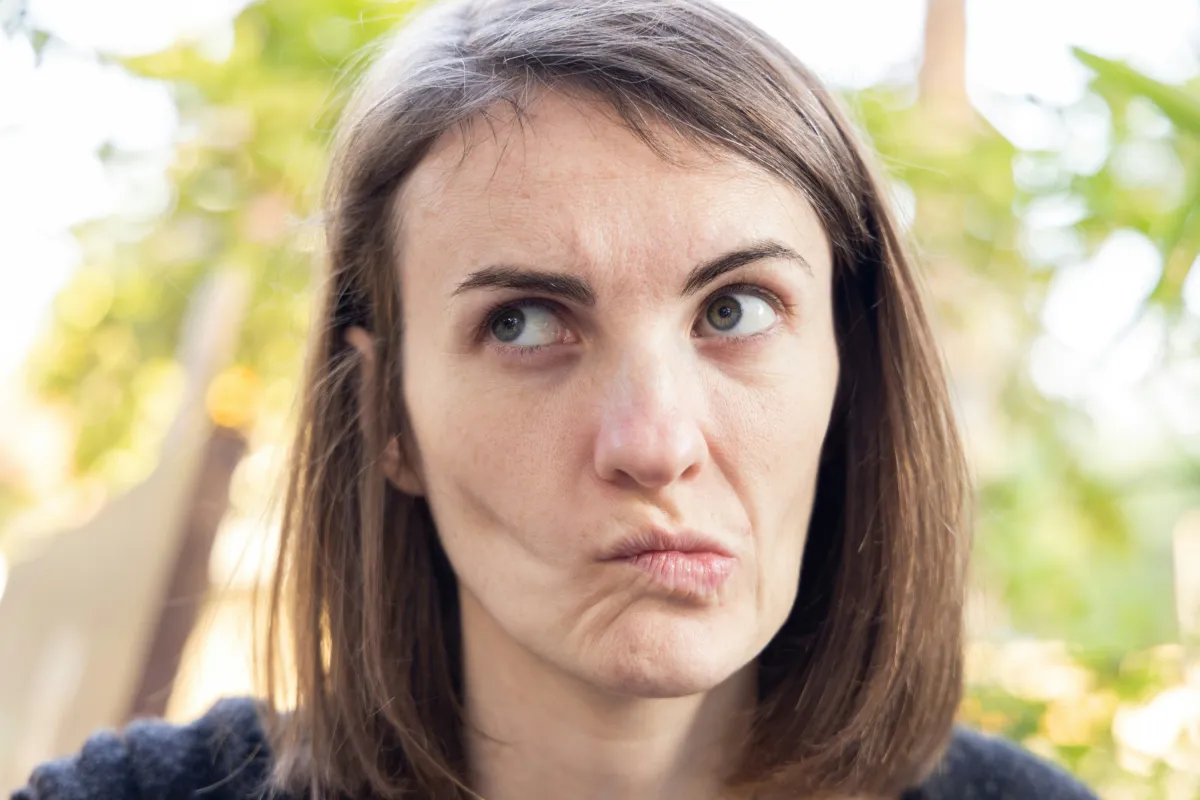Nachdenkliche Frau mit skeptischem Gesichtsausdruck (© engin akyurt by unsplash)