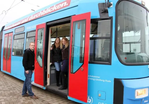 Bild: Reinschauen und durchblicken: Straßenbahn im Kampagnenlook macht Werbung für das Handwerk
