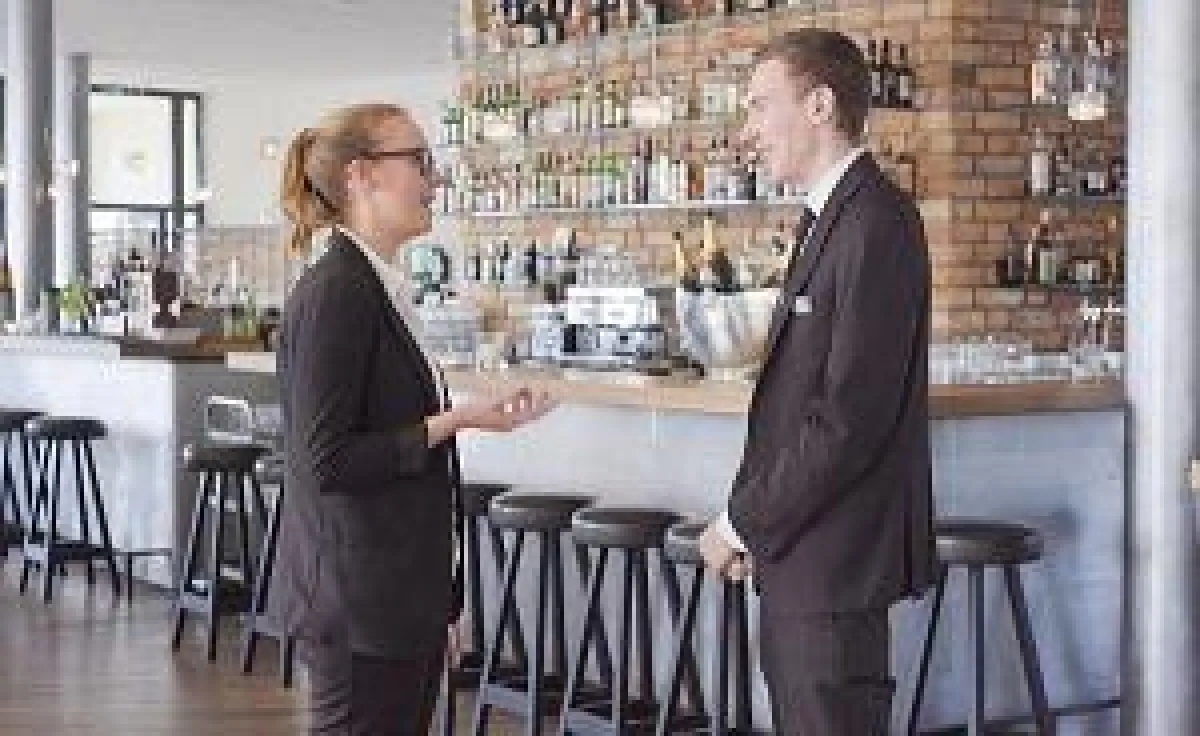 Mitarbeiteraustausch_Janina Stoewing und Jeremy Weiss, Zollenspieker Fährhaus © PrivateCityHotels.