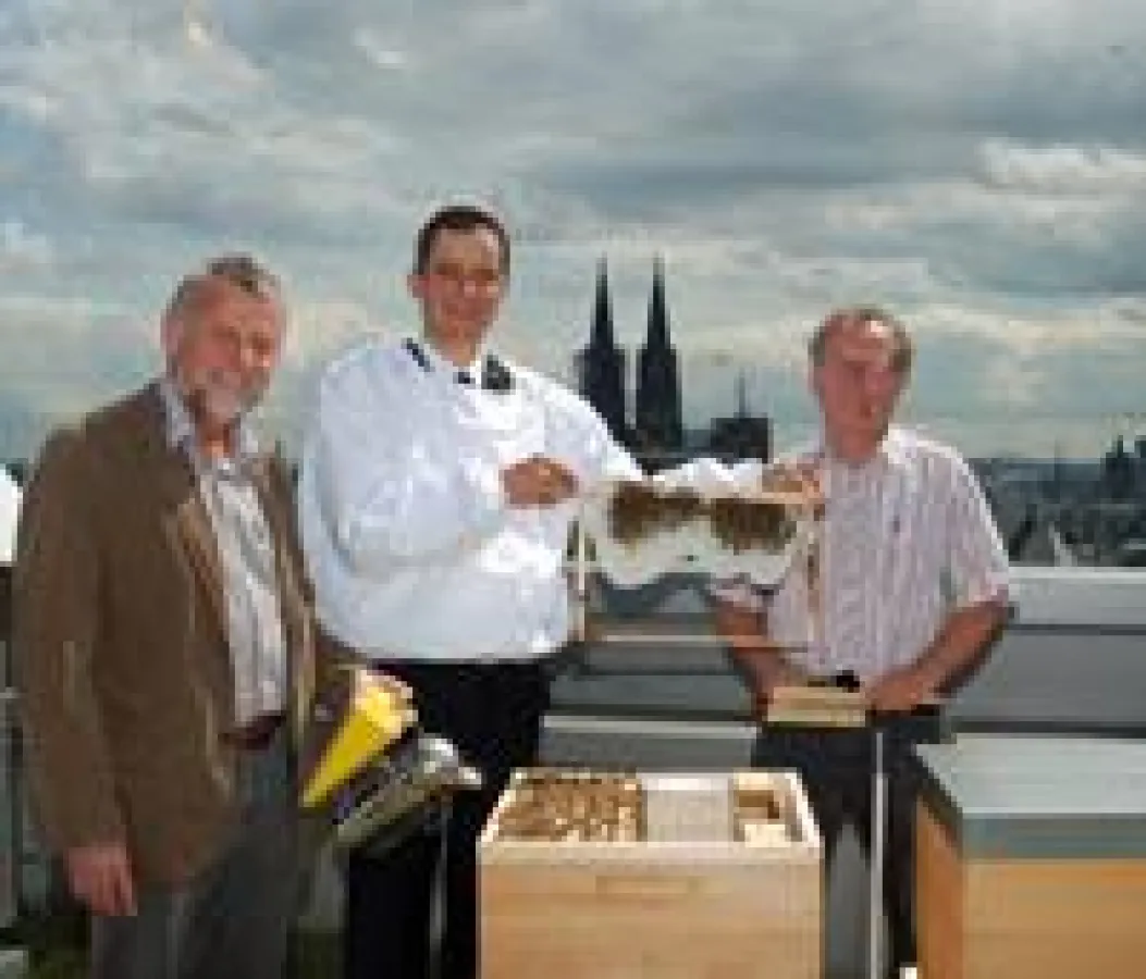 (v.l.): Bienen-Experte Johann van der Bongard, Hoteldirektor Rolf Slickers und ?Imkervater? Gregor Köppen