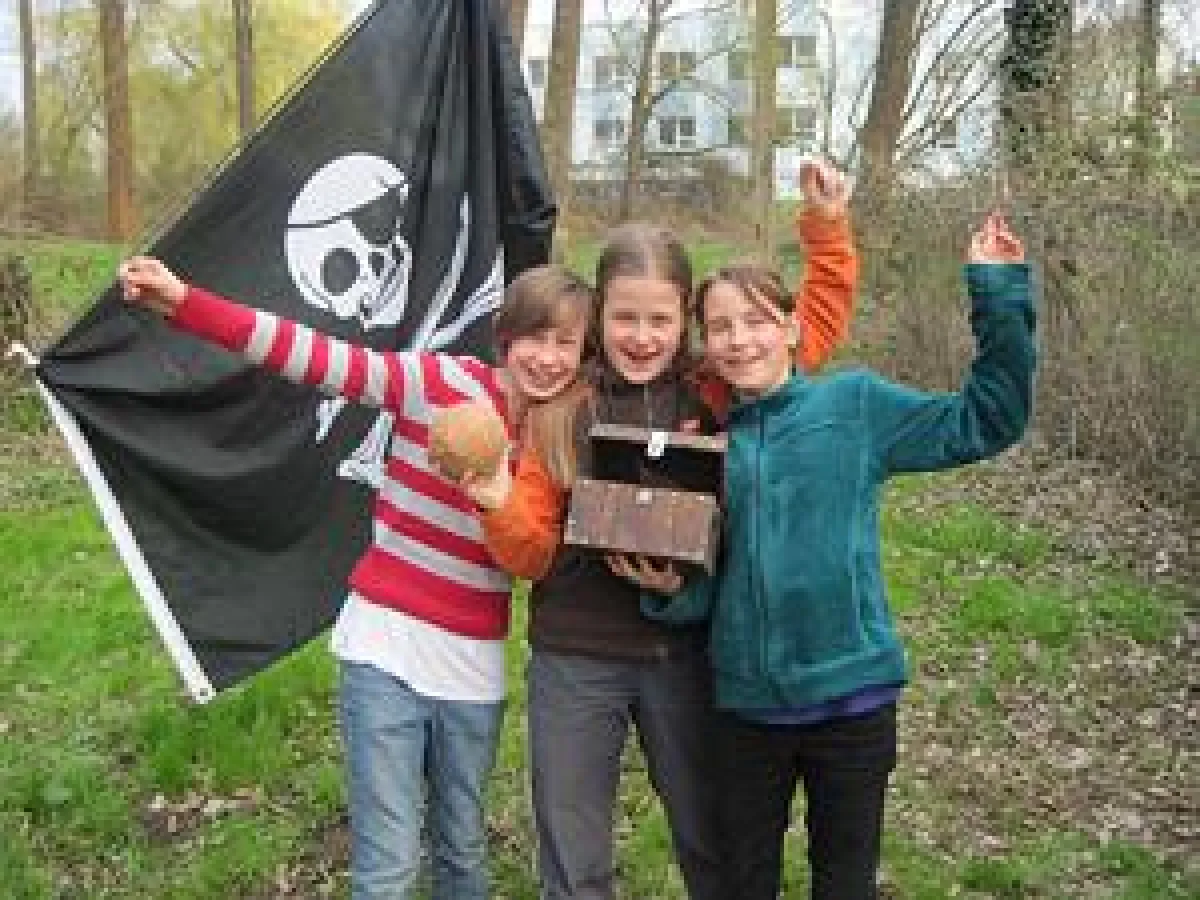 Teilnehmerinnen bei einer Schatzsuche