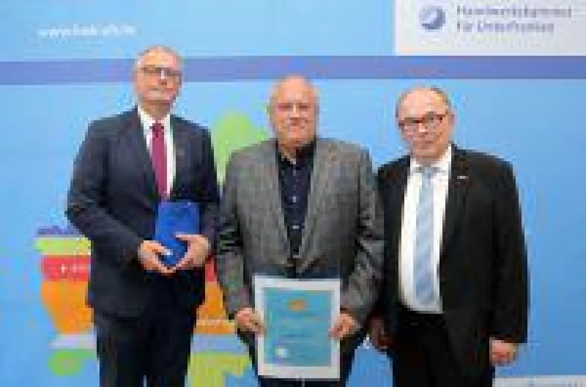 Handwerkskammer Unterfranken ehrte Karl Schmitt GmbH mit Geschäftsführer Ulrich Schmitt als verdienter Ausbilder. Foto: Rudi Merkl