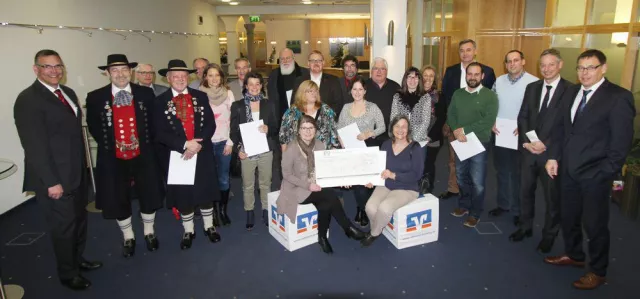 Spendenübergabe an gemeinnützige Organisationen Bild: Spendenübergabe an gemeinnützige Organisationen