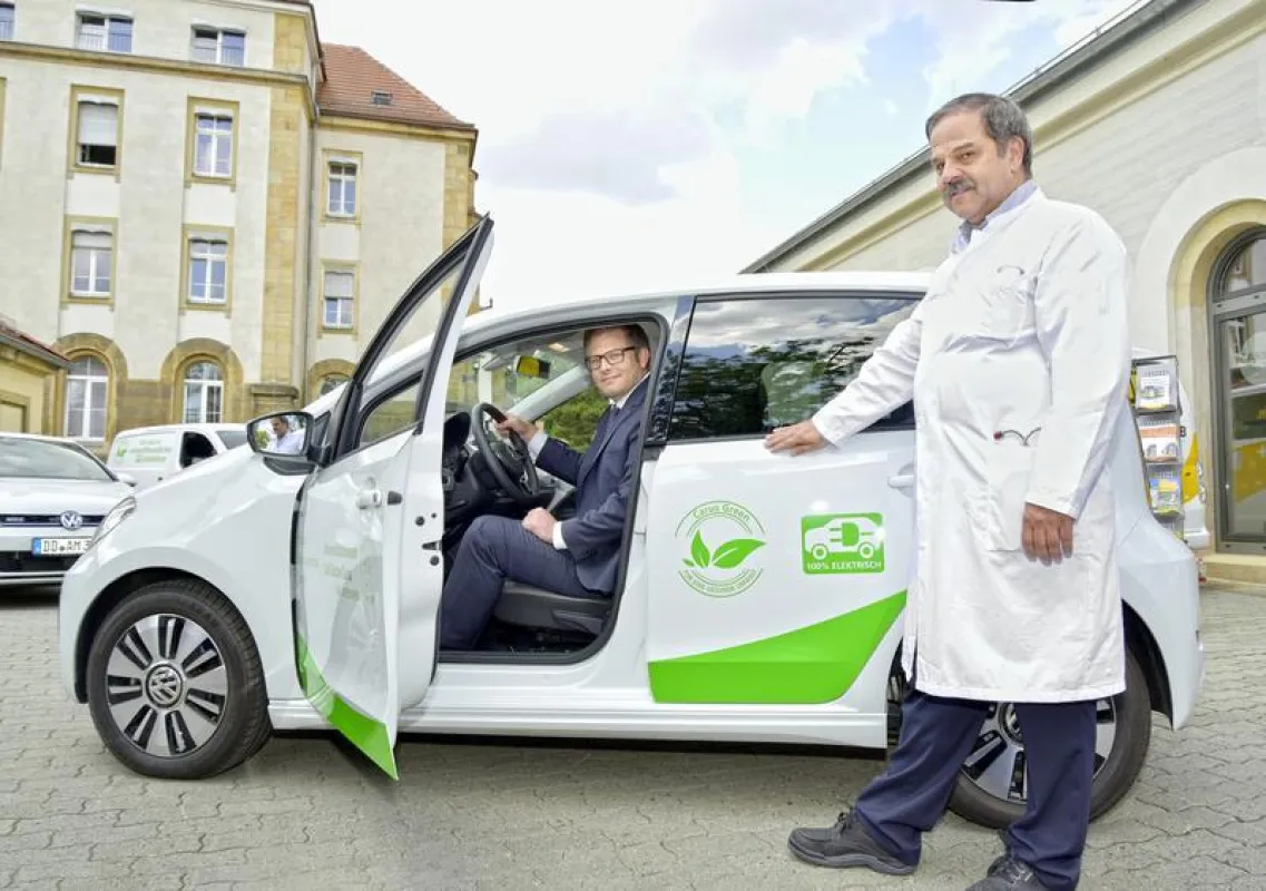 Dr. Philipp Reichmann, Mitglied der Geschäftsleitung des Universitätsklinikums Dresden, überreichte Dr. Ulrich Schuler, Direktor des Universitäts PalliativCentrums, den elektrisch betriebenen E-Up. (T