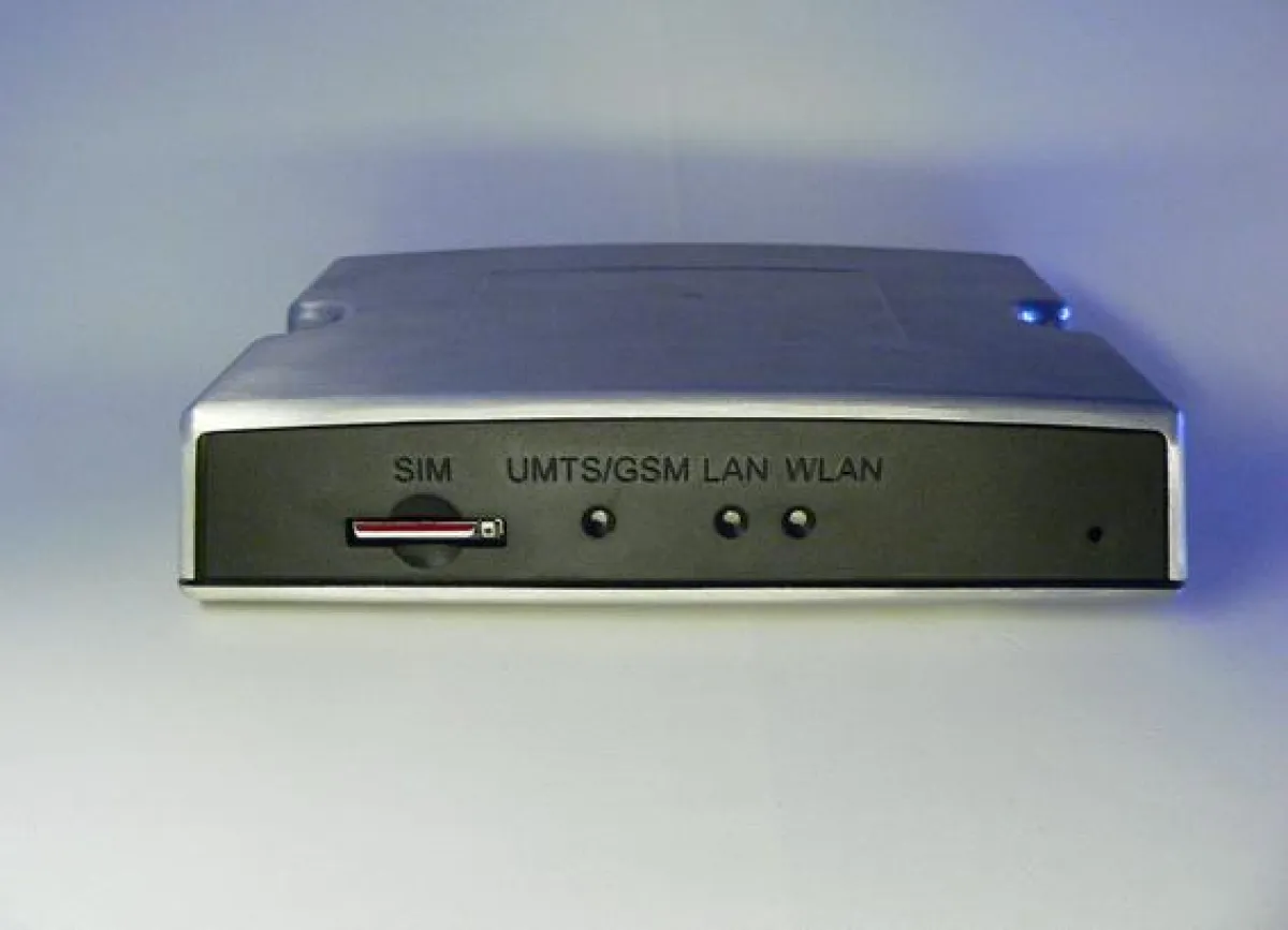 Auf der CeBIT 2010 zeigt Funkwerk Dabendorf Konnektivitätslösungen für die Automobilindustrie. Dazu gehören erstmals sprachgesteuerte Internetanwendungen für Autofahrer und ein UMTS-WLAN-Router (Bild)