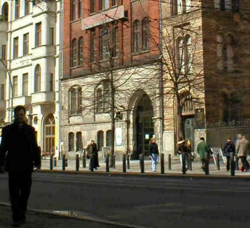 Dr. Stefan Prystawik, Direktor des European Anti-Discrimination Council vor der Synagoge