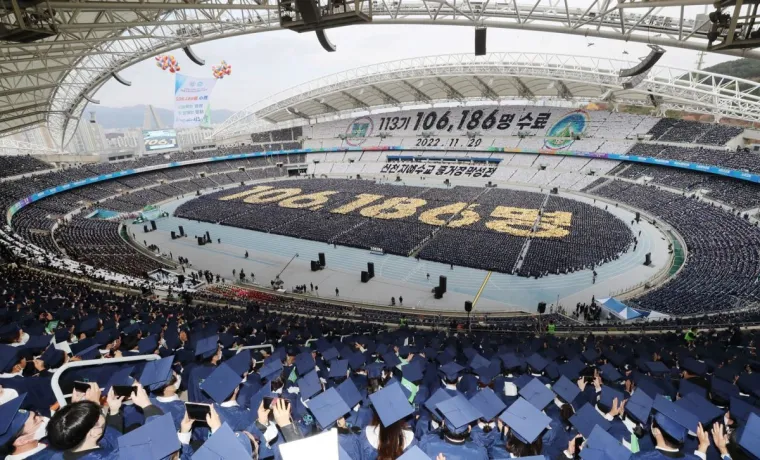 Bild: Die größte Anzahl von Absolventen (100.000 Absolventen) des Zion Christlichen Missionscenters