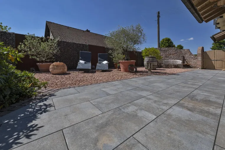 Vielfältige Möglichkeiten mit Beton+Keramik-Terrassenplatte Die Freiheit der Gestaltung Bild: Vielfältige Möglichkeiten mit Beton+Keramik-Terrassenplatte Die Freiheit der Gestaltung