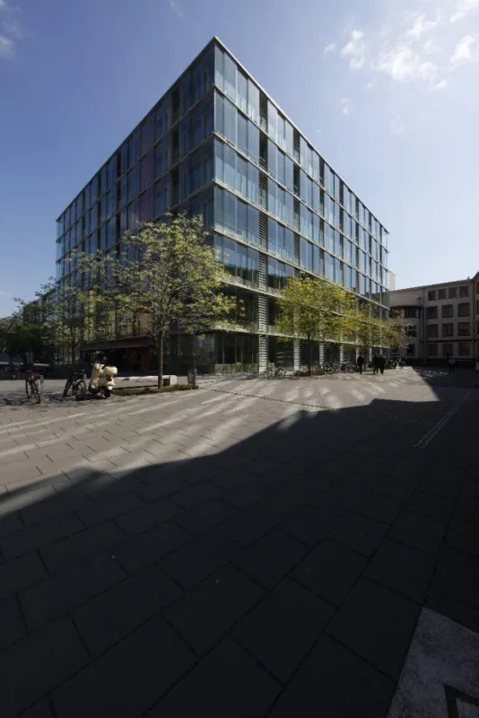 Im Juli 2014 tritt der Name „Frankfurt University of Applied Sciences“ offiziell in Kraft.