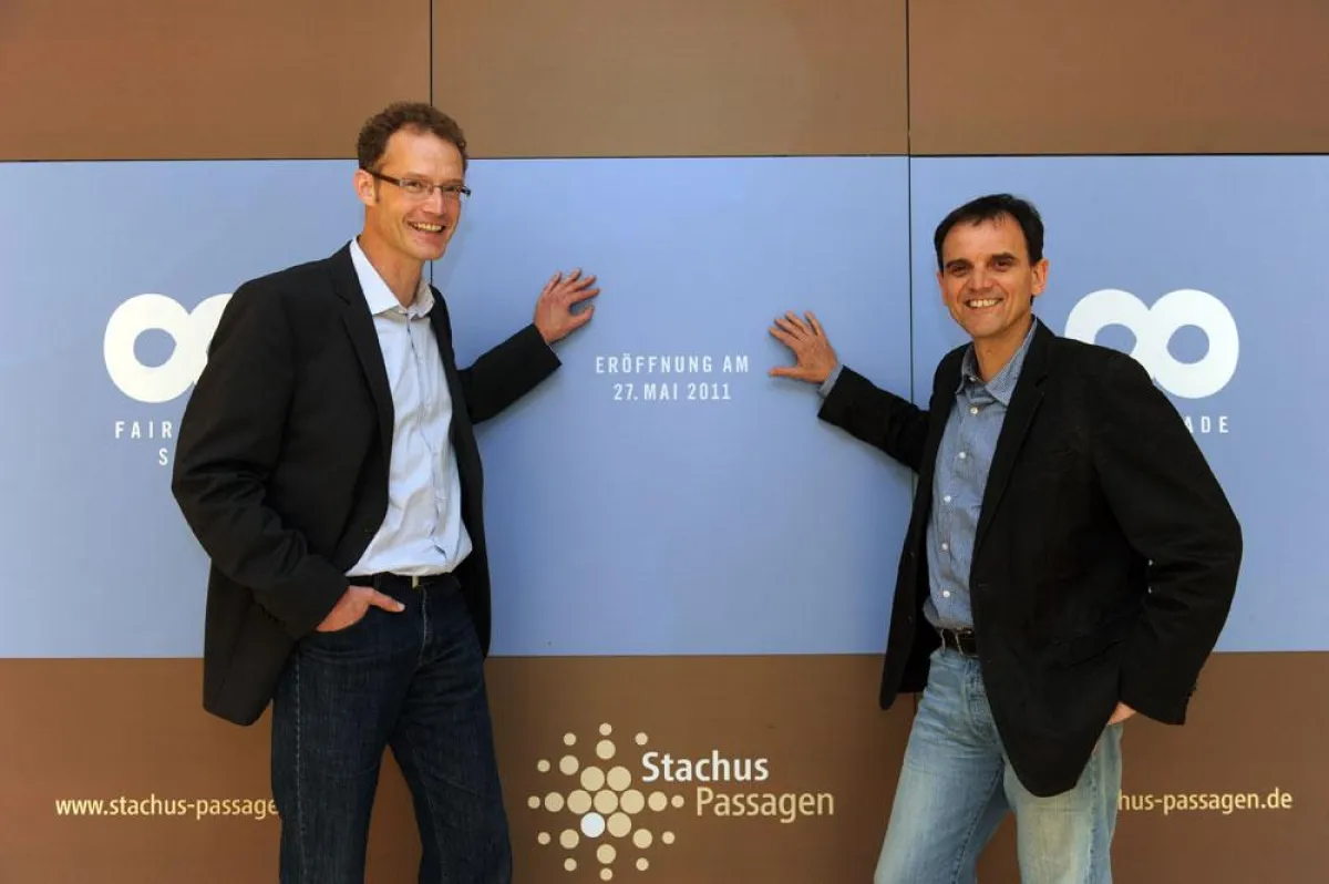 Der Countdown läuft: Heiko Harms (links im Bild) und Peter Eicher (rechts im Bild), Gründungsgesellschafter von Fair Trade Shop