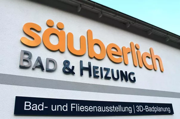 Bild: Zum 30jährigen Firmenjubiläum neuer Standort mit großer Bad- und Fliesenaustellung direkt an der B172