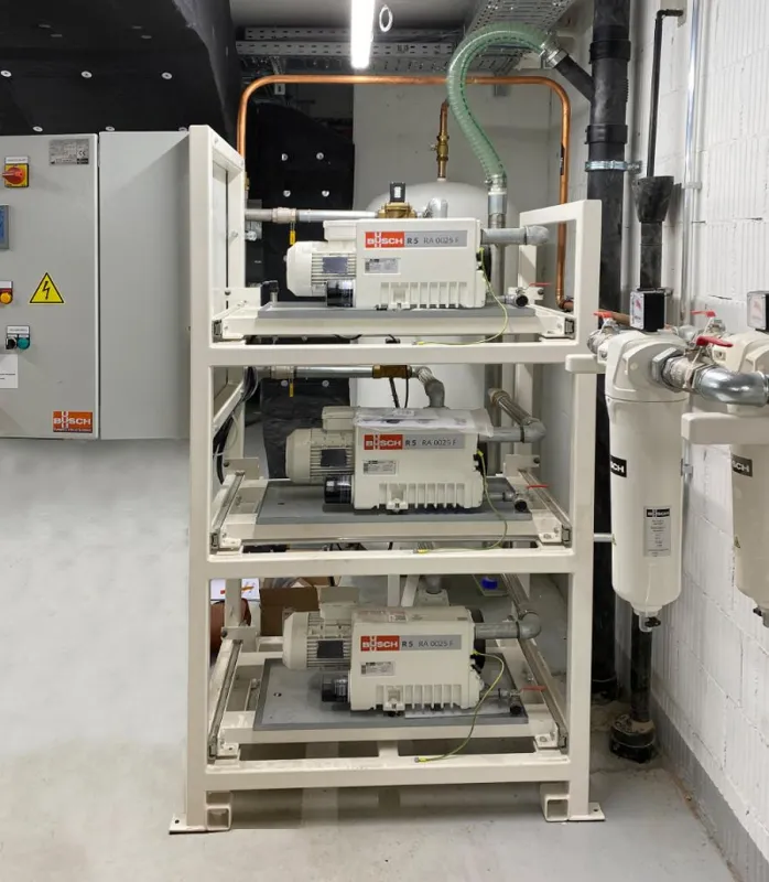 Vakuumsystem von Busch bei der Installation im St. Claraspital in Basel