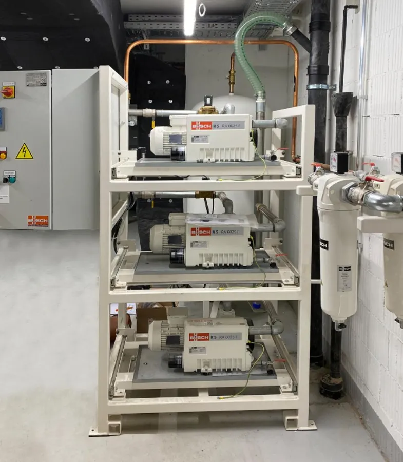 Vakuumsystem von Busch bei der Installation im St. Claraspital in Basel
