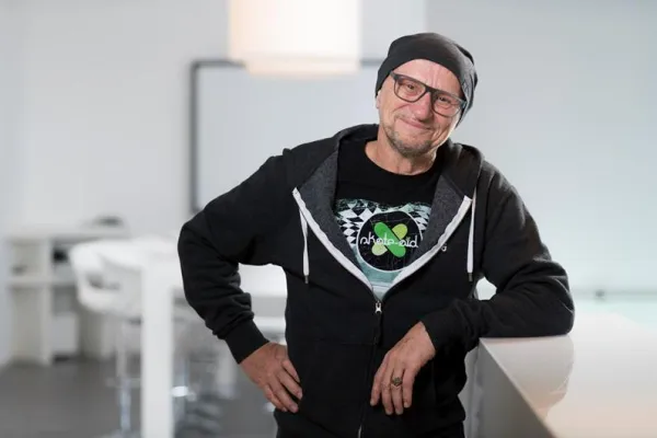 Bild: Smarte Vernetzung: Skateboard-Pionier Titus Dittmann (69) setzt auf gutes Hören mit ReSound LiNX 3D