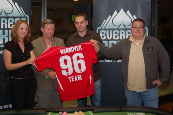 Die Everest Poker Soccer Challenge mit Hannover 96 - Erste Frau erspielt sich Ticket für das große Finale Bild: Die Everest Poker Soccer Challenge mit Hannover 96 - Erste Frau erspielt sich Ticket für das große Finale