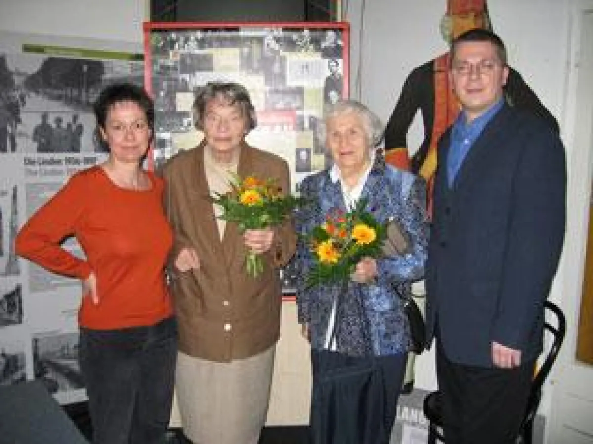 Frauke Johannsen (links) und Olaf Freier (rechts) vom Biografienservice mit der Zeitzeugin Dr. Gabriele Leech-Anspach (Mitte links) und der Autorin Age-Maria Helnerus (Mitte rechts), die aus dem Buch 