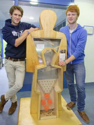 Bild: Spendenbox der NCL-Stiftung auf der Reise - Die Erfolge eines Schülerprojekts und dessen Zukunft