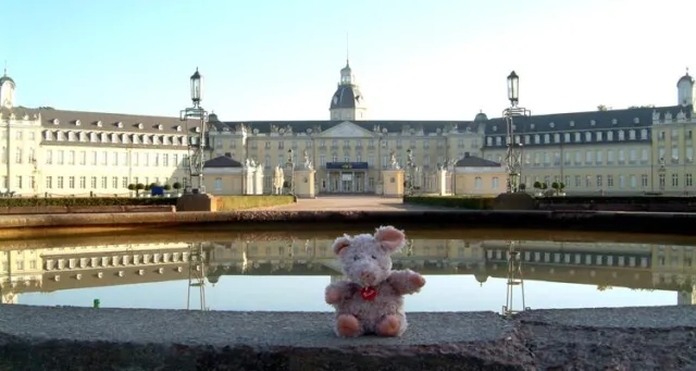 Bild: Teddybären auf Weltreise. Happy Teddy Tours bietet für Teddies Städtereisen und die Umrundung der Welt an