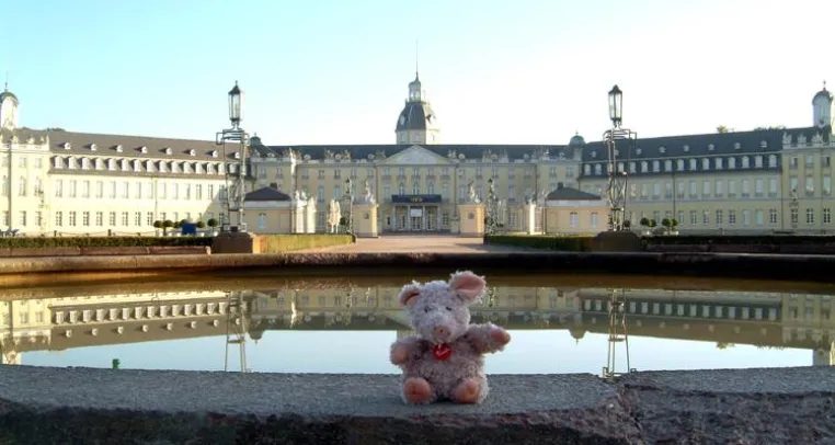 Bild: Teddybären auf Weltreise. Happy Teddy Tours bietet für Teddies Städtereisen und die Umrundung der Welt an