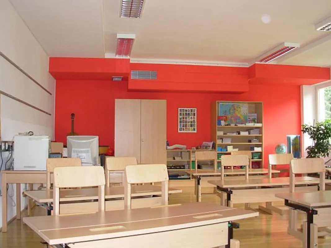 Mechanische Lüftungsanlagen fallen kaum auf, verbessern die Situation für Schulkinder aber um ein Vielfaches. (Klassenzimmer der Volksschule Ainet in Osttirol) Copyright: Drexel und Weiss; Abdruck hon