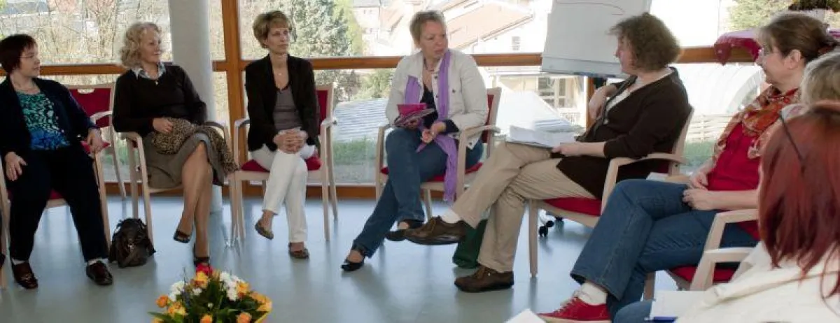 Quelle: Dietmar Hopp Stiftung. Ehrenamtliche Hospizbegleitende bei einem Seminar des Odenwald-Instituts für ?Starke Weggefährten?