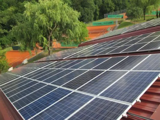 Bild: Das Solardach des Tennisclubs Metzingen: Ökologie und Ökonomie im Doppel