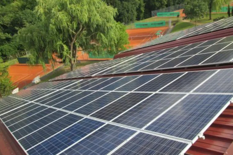 Das Solardach des Tennisclubs Metzingen: Ökologie und Ökonomie im Doppel Bild: Das Solardach des Tennisclubs Metzingen: Ökologie und Ökonomie im Doppel