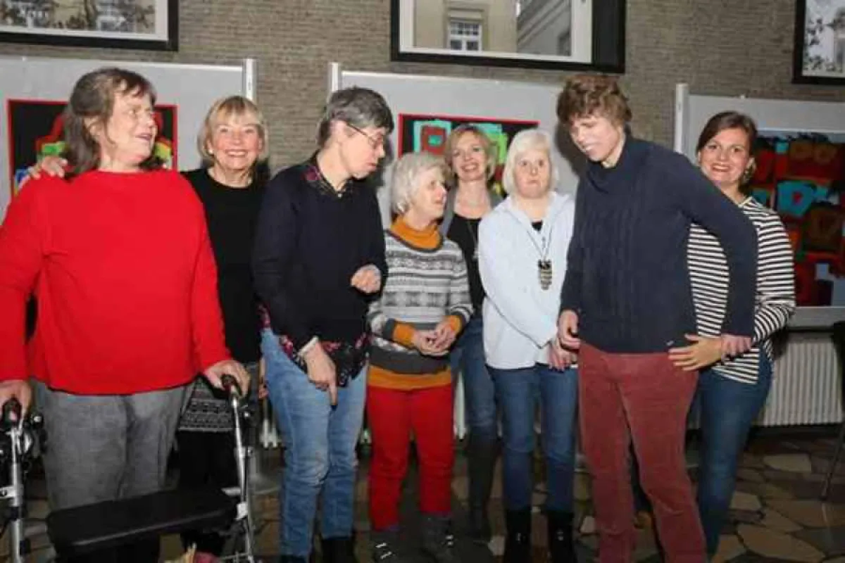 Künstler der Kreativwerkstatt Rosenharz und das Team der Rentenversicherung beim Künstlerkaffee