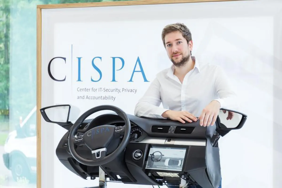 Dr. Stefan Nürnberber führt an seinem Demonstrator die Funktionsweise der Software VatiCAN vor. (Foto: Stephanie Bremerich (CISPA))