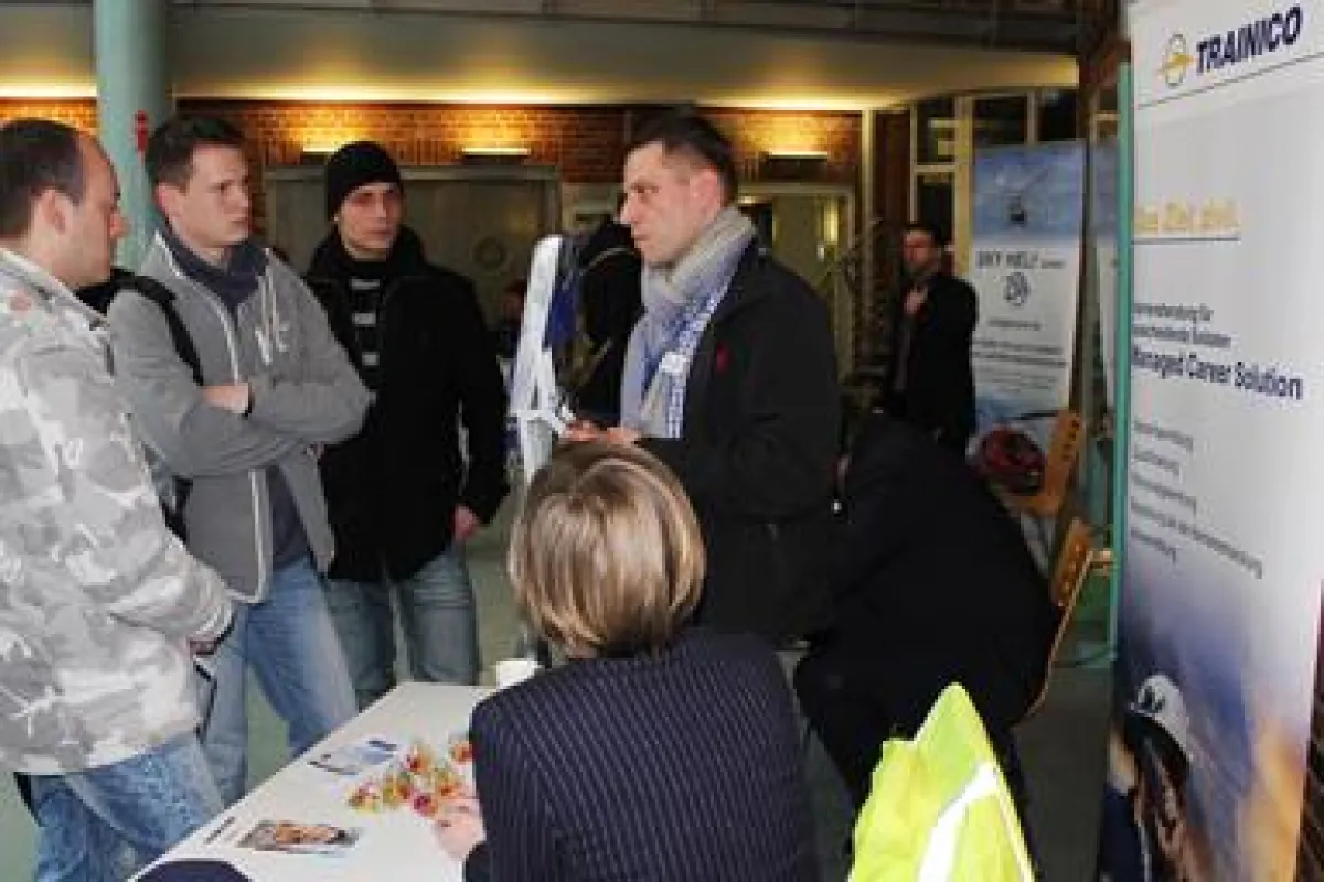 MCS-Experte Ewald am Stand der Trainico im Gespräch mit interessierten Veranstaltungsbesuchern