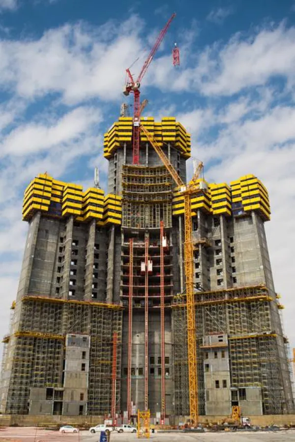 The WOLFF 355 B luffers are raised step by step with the building.