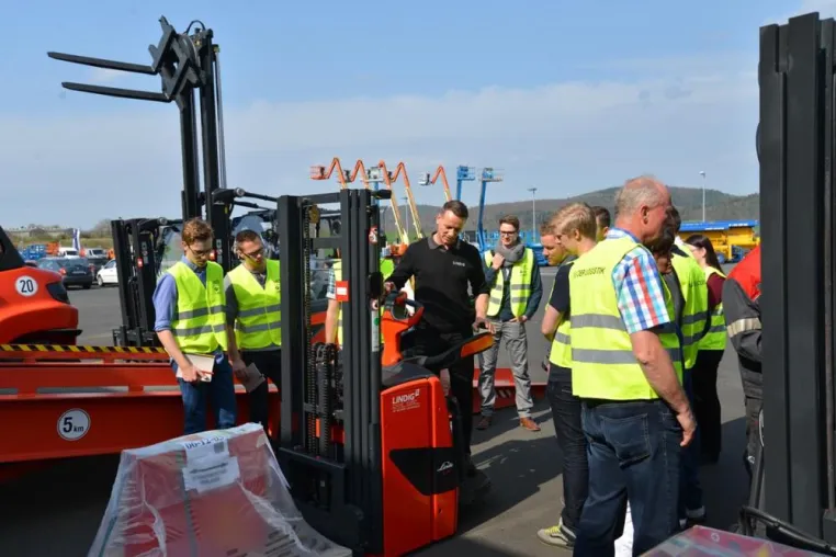 Bild: Logistik und Technik zum Anfassen! BMW, LINDIG und MITEC gewähren Einblick.