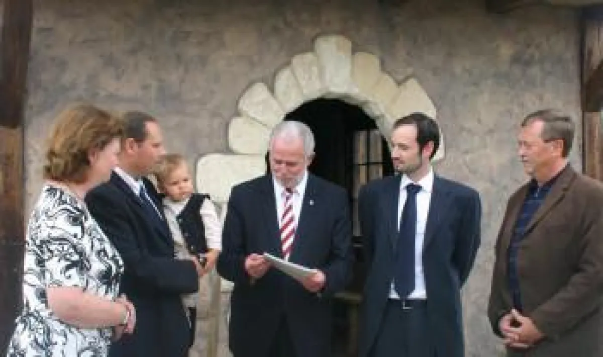 Wirtschaftsminister übergibt den Zuwendungsbescheid