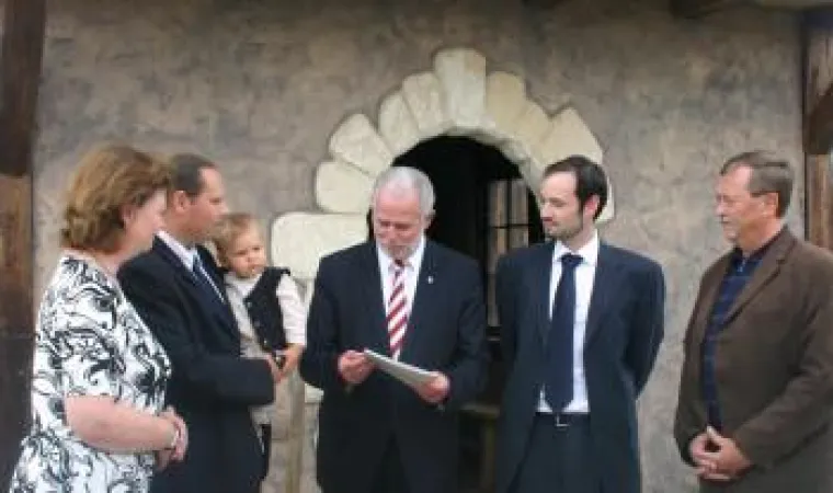 Bild: Wirtschaftsminister übergibt den Zuwendungsbescheid