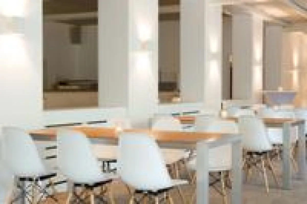 Der Designstuhl DSW im hellen Gartenrestaurant der Reitschule.