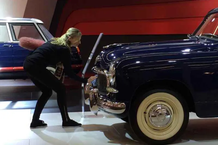 Bild: Mit „Glacéhandschuhen“: OLYMP bei der Techno Classica im Einsatz