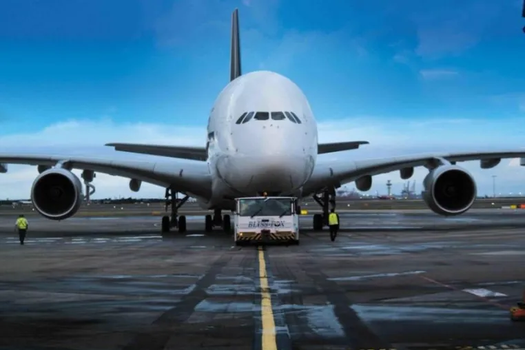 Flugzeugschlepper für Airbus A380 mit Allison Vollautomatikgetriebe Bild: Flugzeugschlepper für Airbus A380 mit Allison Vollautomatikgetriebe