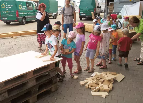 Bild: Kindergarten Bettmaringen zu Gast im Holzhaus Bonndorf
