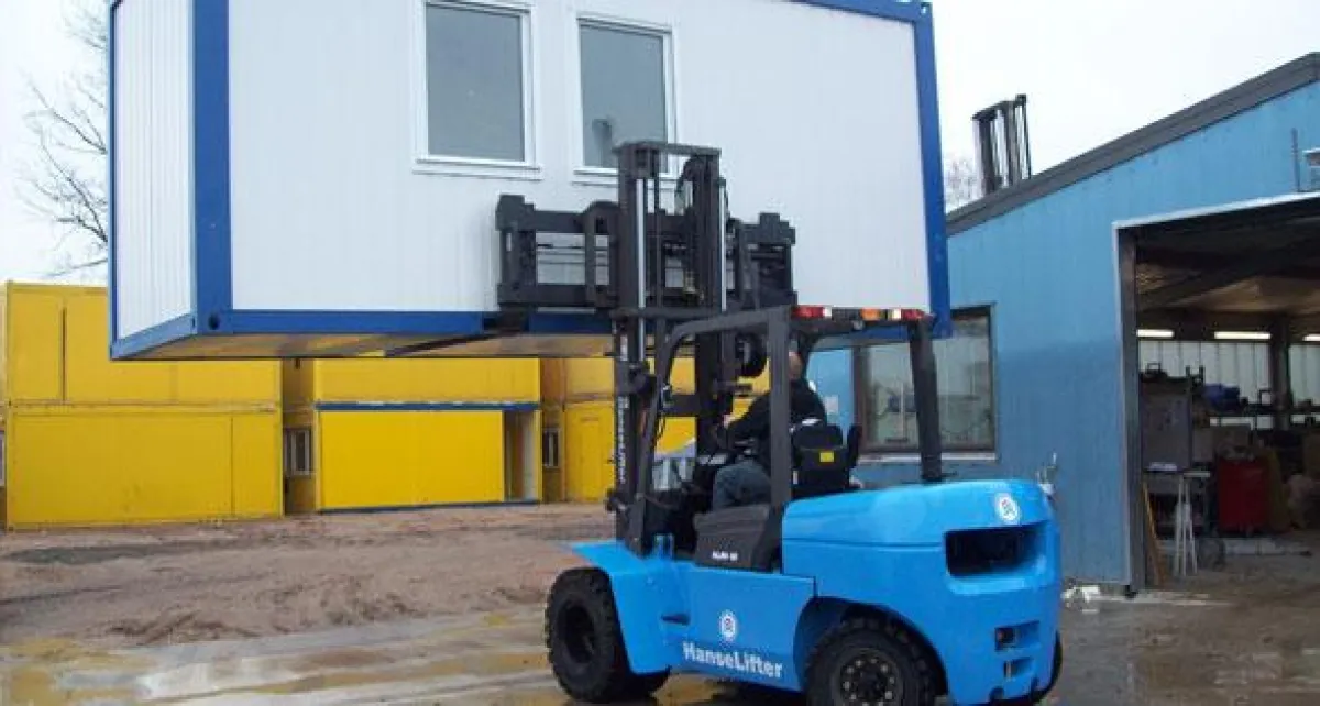 Ein Gabelstapler HanseLifter HLDS50 im Einsatz bei der SBS Containerservice GmbH