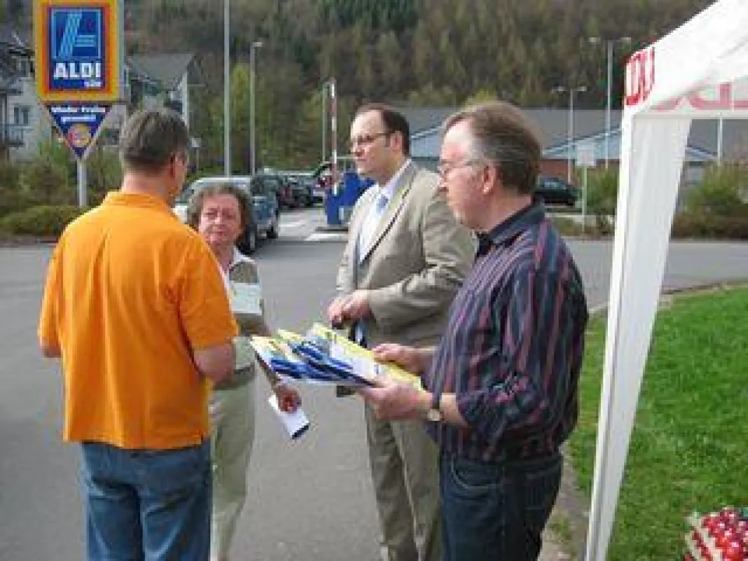 Die Wahlkreiskandidaten Günter Stricker, Peter Roth und BM-Kandidat Kai Uffelmann im Gespräch mit einer Morsbacherin über die Zukunft der Gemeinde